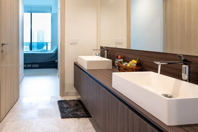 $5,000 | 1000 Brickell Plaza, Unit 1806, Miami, FL 33131