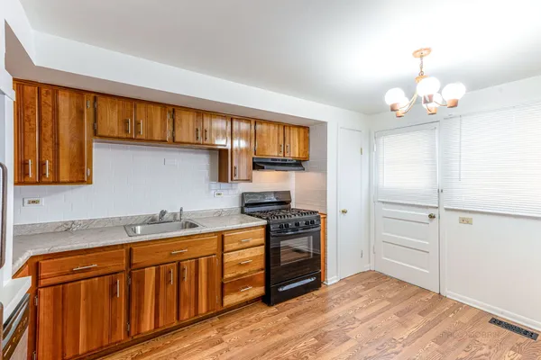 $2,800 | 9260 Dee Road, Des Plaines, IL 60016