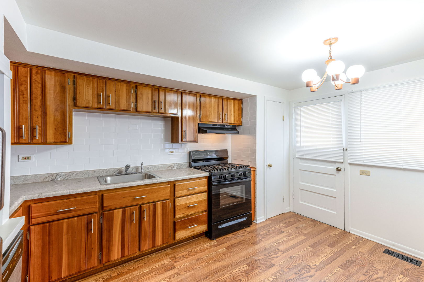 9260 Dee Road Des Plaines, IL 60016 - Photo 15 of 34