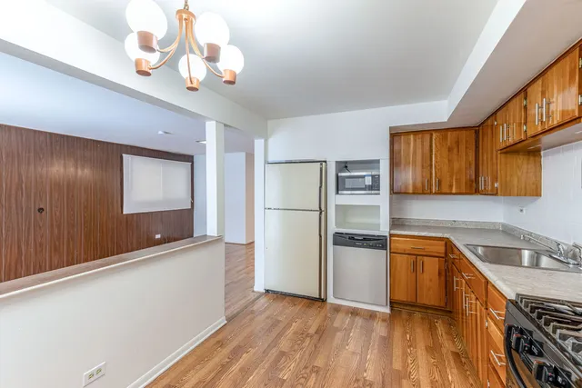 $2,999 | 9260 Dee Road, Des Plaines, IL 60016