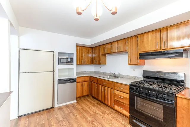 $2,999 | 9260 Dee Road, Des Plaines, IL 60016