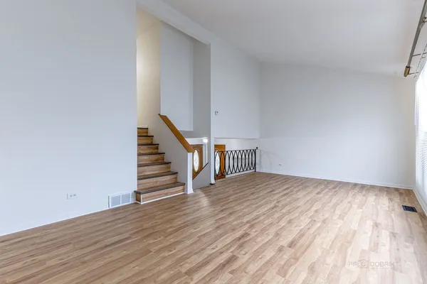 $2,800 | 9260 Dee Road, Des Plaines, IL 60016