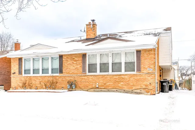 $2,999 | 9260 Dee Road, Des Plaines, IL 60016