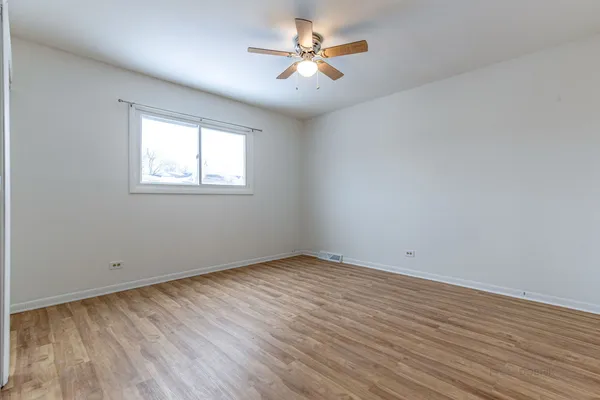 $2,800 | 9260 Dee Road, Des Plaines, IL 60016