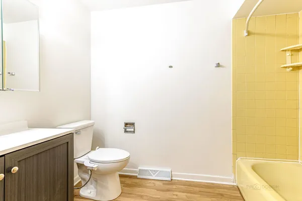 $2,800 | 9260 Dee Road, Des Plaines, IL 60016