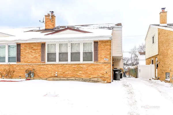 $2,800 | 9260 Dee Road, Des Plaines, IL 60016
