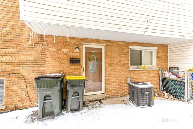 $2,999 | 9260 Dee Road, Des Plaines, IL 60016