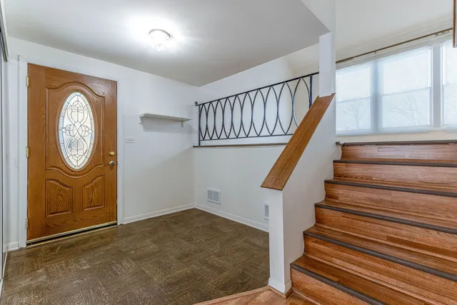 $2,999 | 9260 Dee Road, Des Plaines, IL 60016