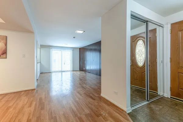 $2,800 | 9260 Dee Road, Des Plaines, IL 60016