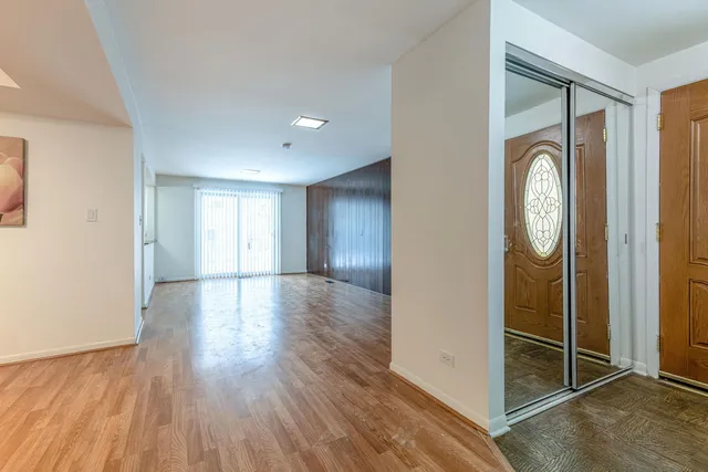 $2,999 | 9260 Dee Road, Des Plaines, IL 60016