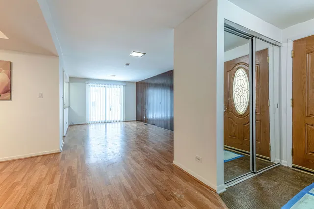 $2,999 | 9260 Dee Road, Des Plaines, IL 60016