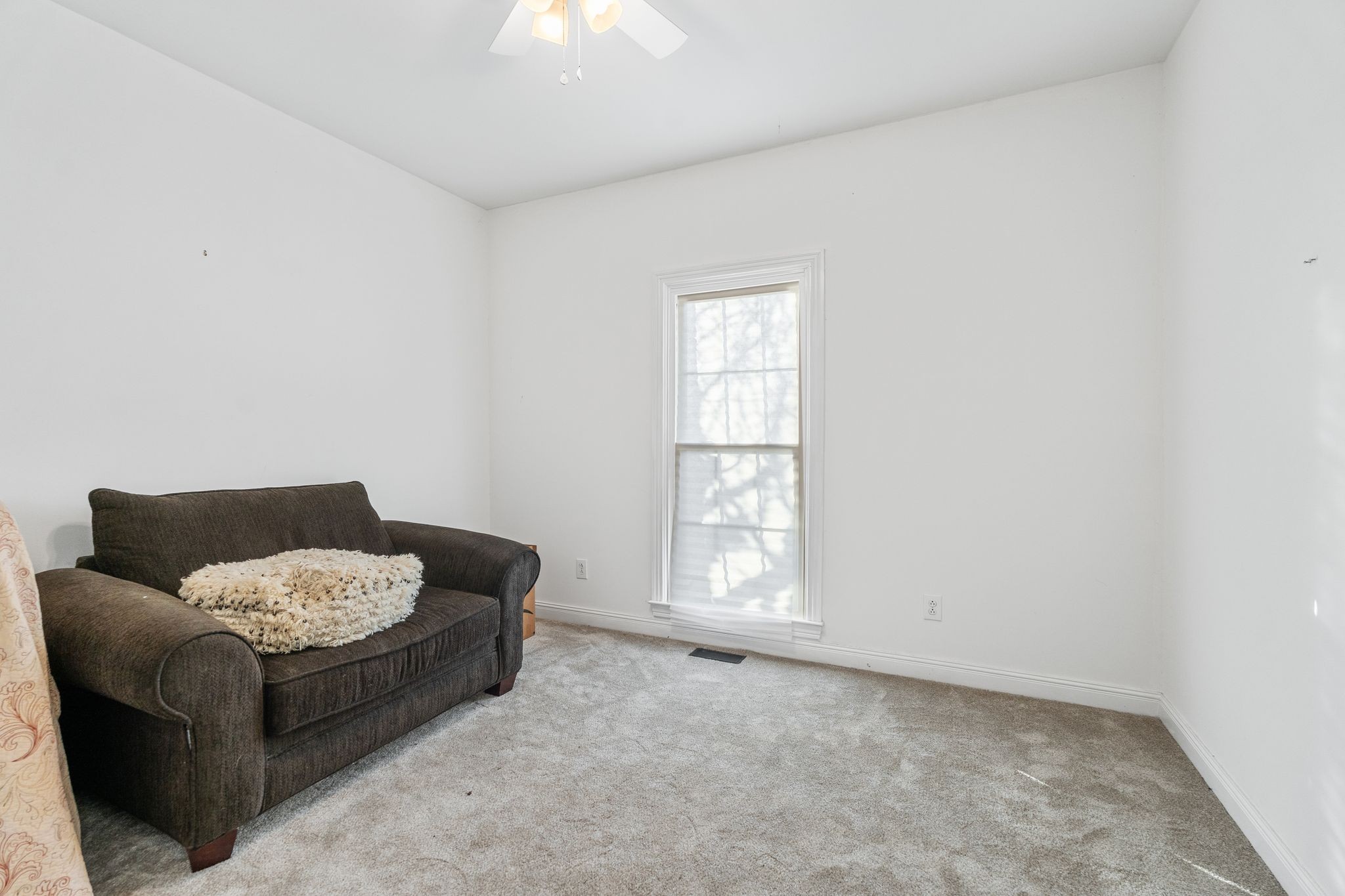 2402 Verona Place Murfreesboro, TN 37130 - Photo 27 of 41 a living room with furniture and a window