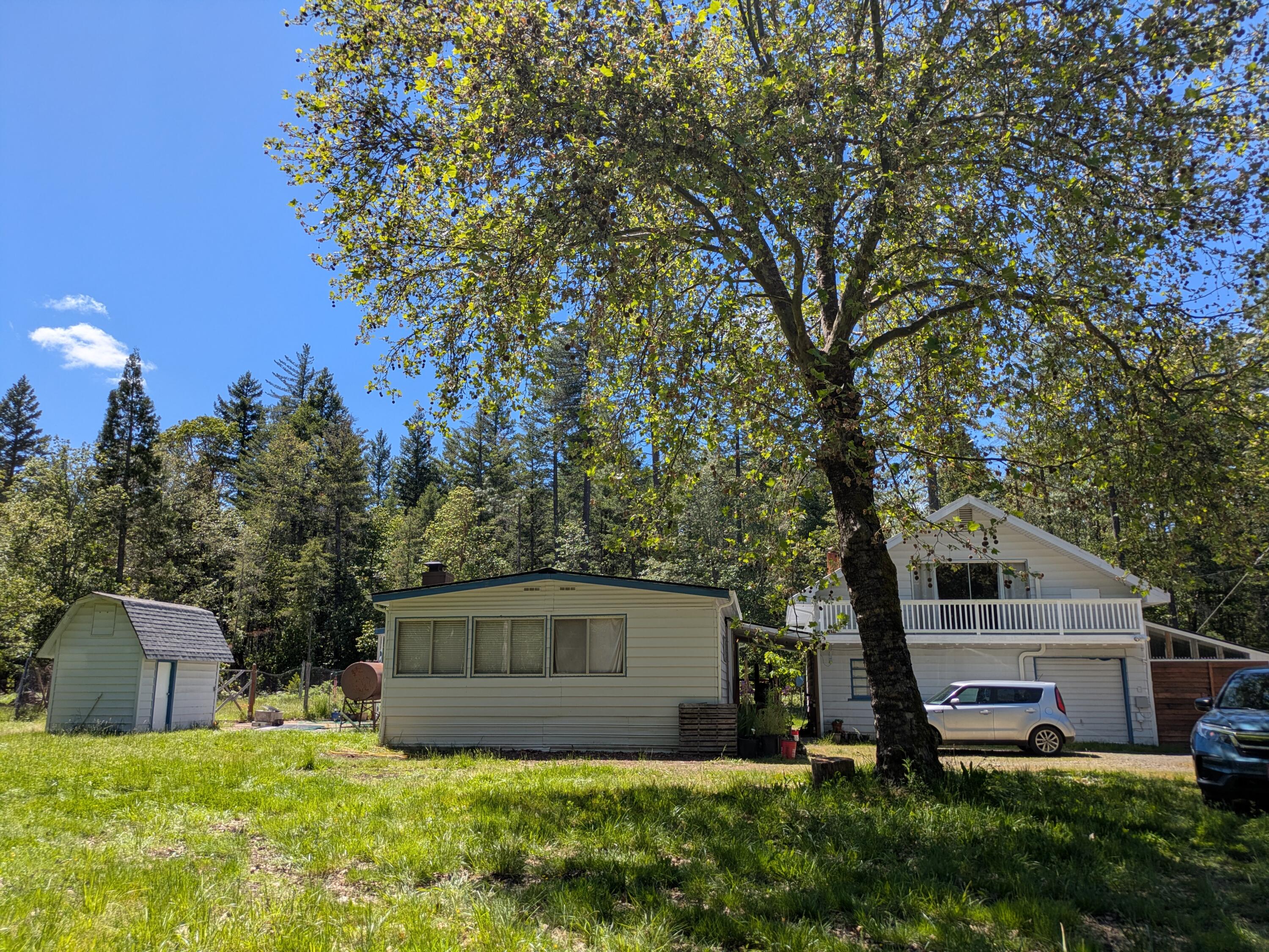 a view of a house with a yard