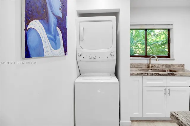 a view of entryway of a house