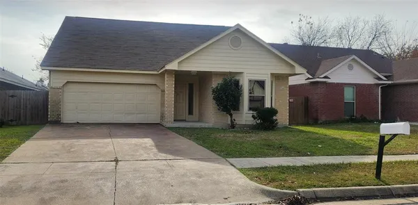 a view of a back yard of the house