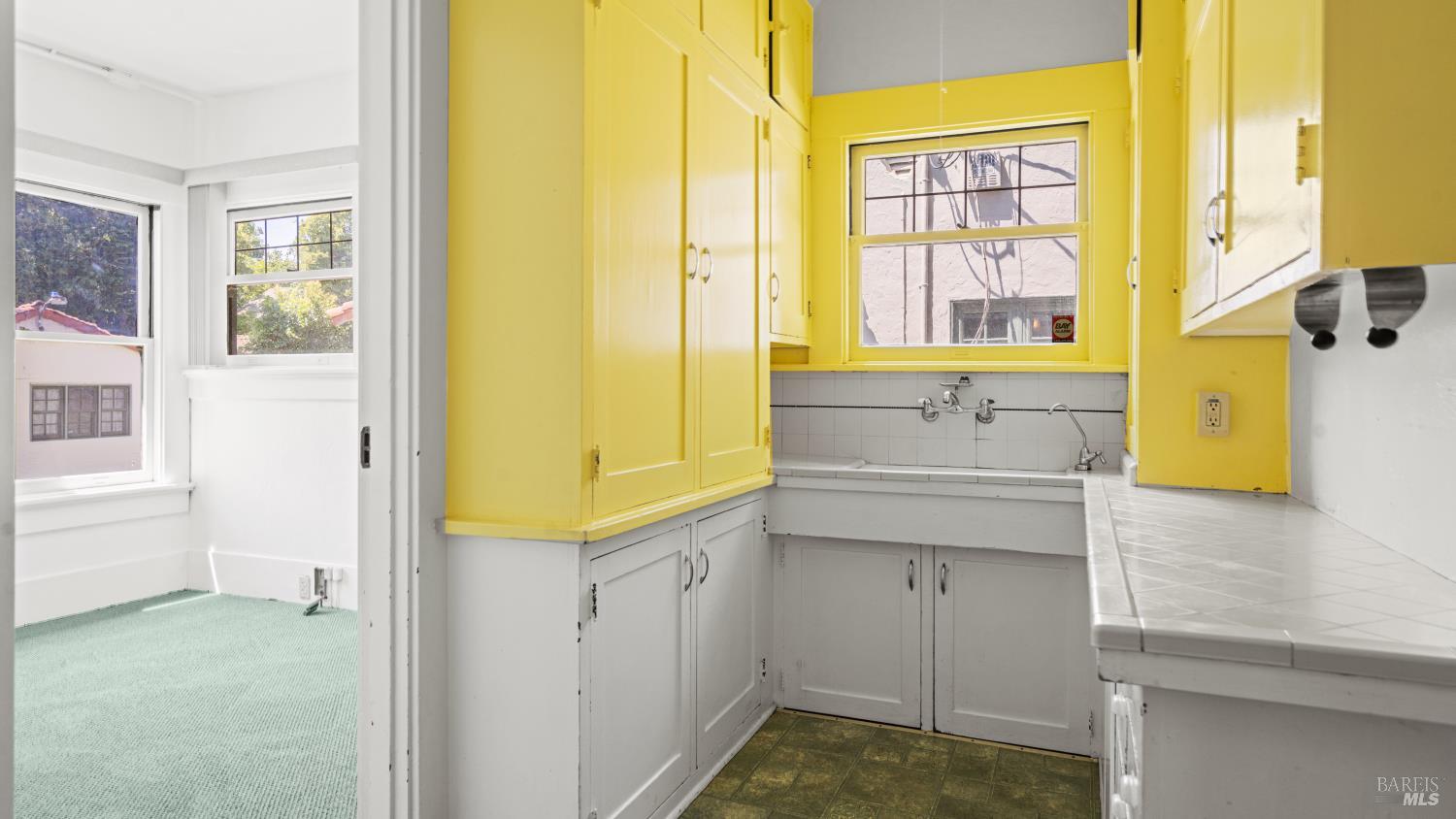 563 Jefferson Street Napa, CA 94559 - Photo 15 of 55 a bathroom with a sink and a bathtub