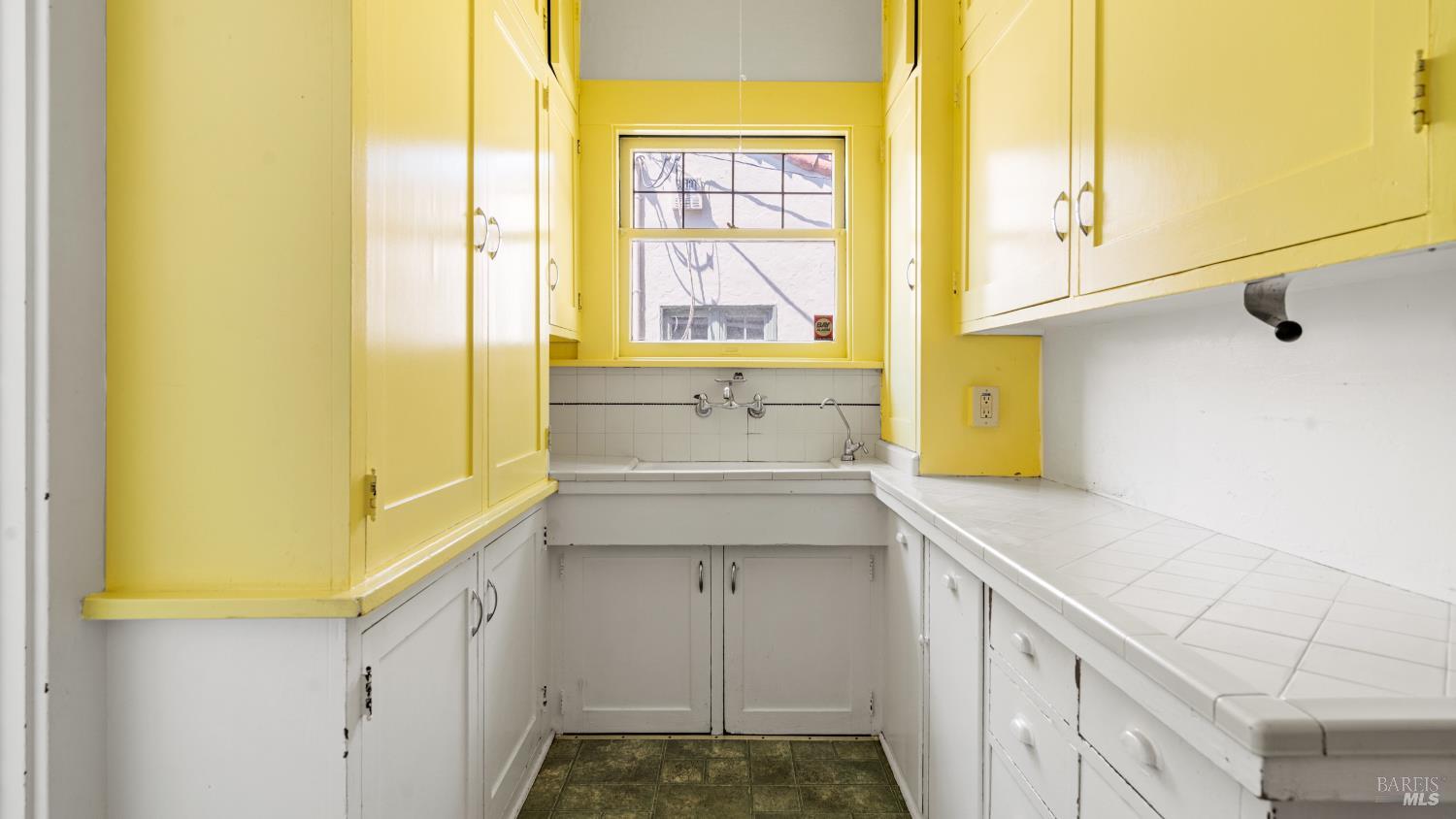 563 Jefferson Street Napa, CA 94559 - Photo 16 of 55 a bathroom with a sink and a bathtub
