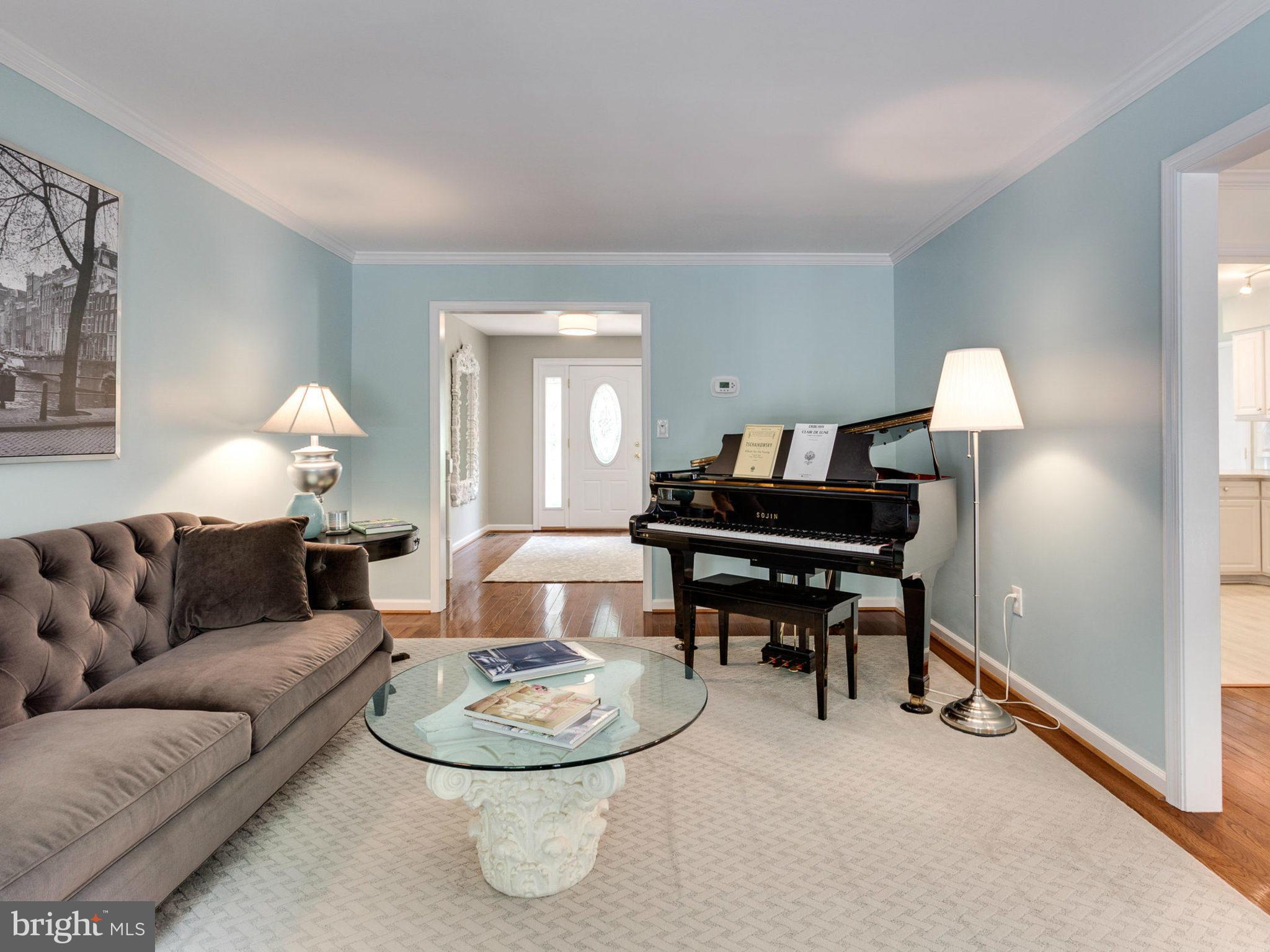 1802 Batten Hollow Road Vienna, VA 22182 - Photo 5 of 30 a living room with furniture a table and a lamp
