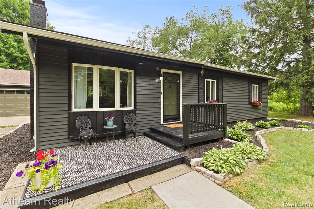 10129 Nimphie Road Fenton, MI 48430 - Photo 1 of 27