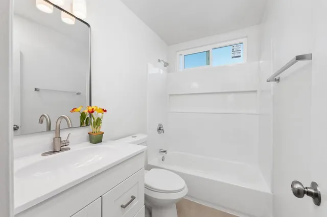 a view of empty room with window