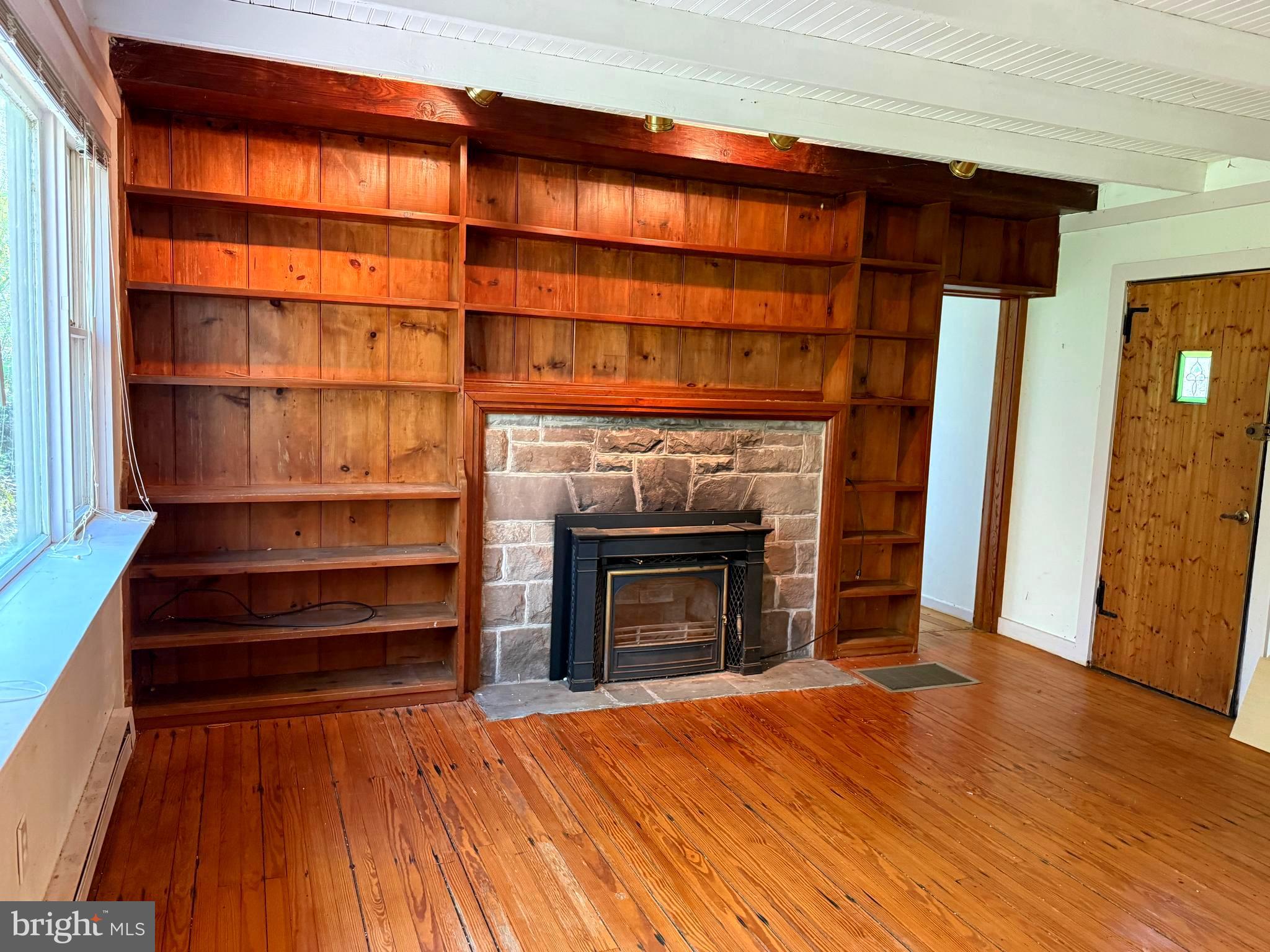 7126 Upper York Road New Hope, PA 18938 - Photo 3 of 27 Living Room