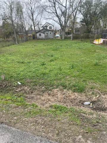 a view of a yard with a house in the background