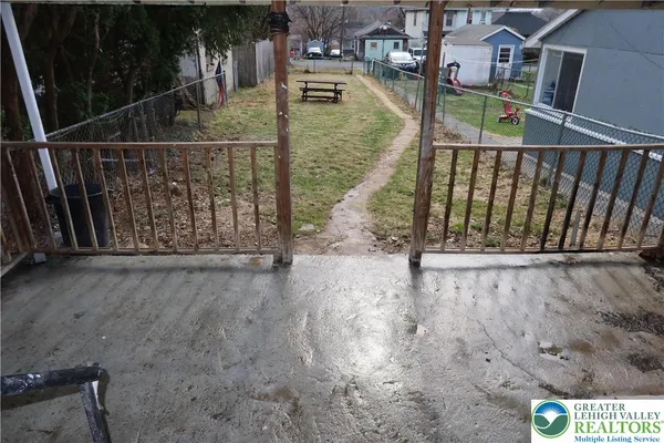 a view of entryway with a small yard