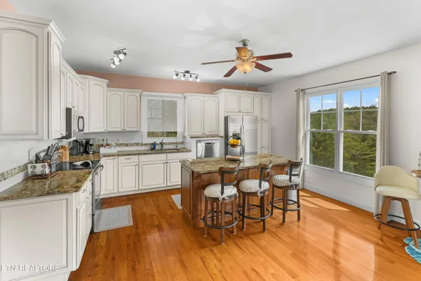 $1,299,000 | 2017 Paradise Hills Road, Dandridge, TN 37725