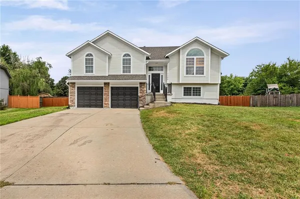 $375,000 | 1106 Creekside Court, Raymore, MO 64083