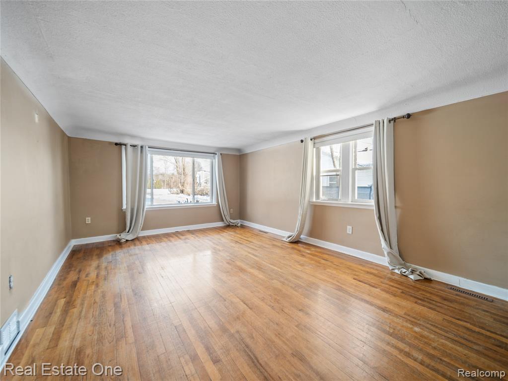 8202 Hyne Road Brighton, MI 48114 - Photo 3 of 25 Gallery Image 3