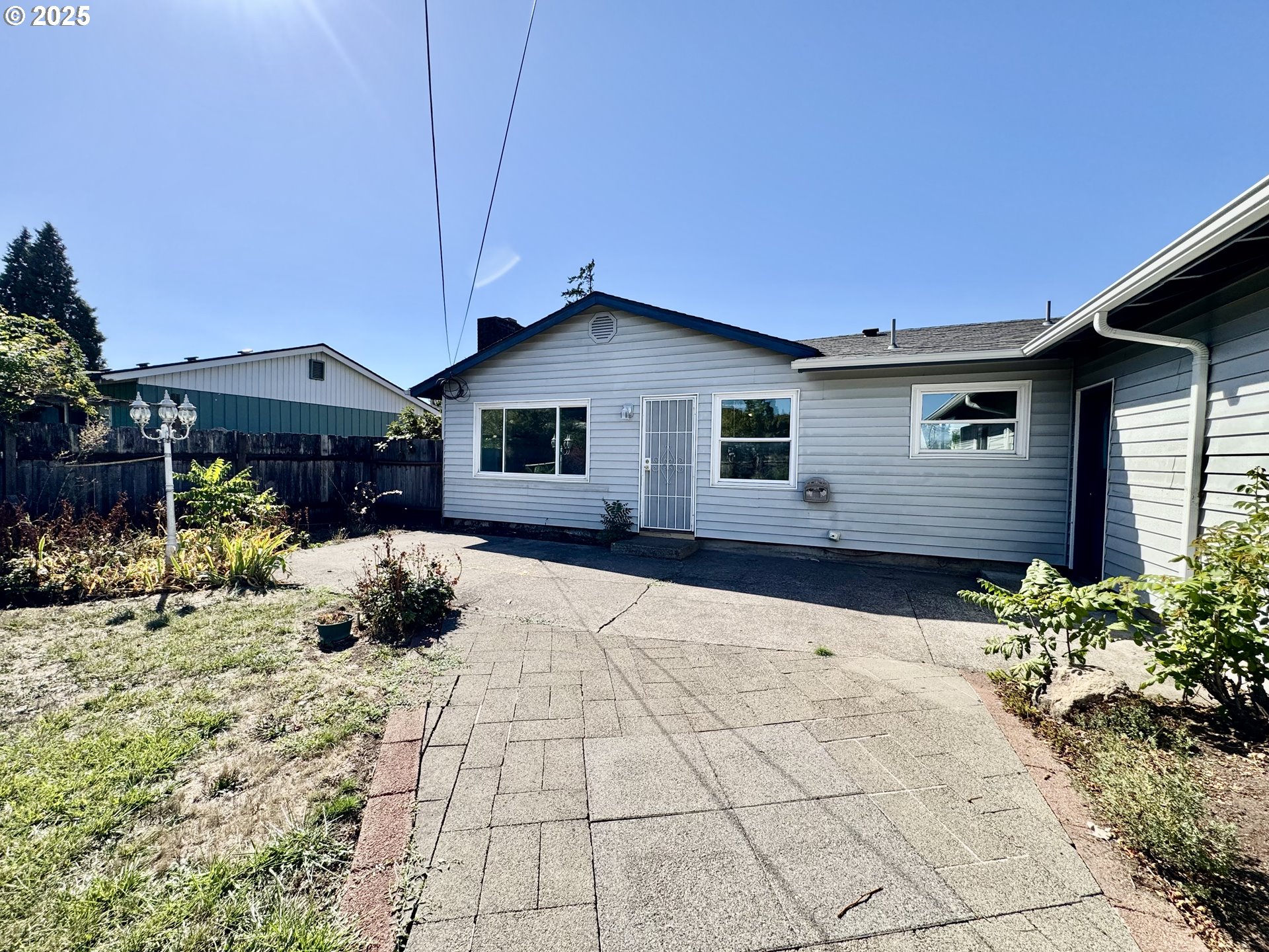 1915 Carter Lane Springfield, OR 97477 - Photo 22 of 30 a front view of house with yard
