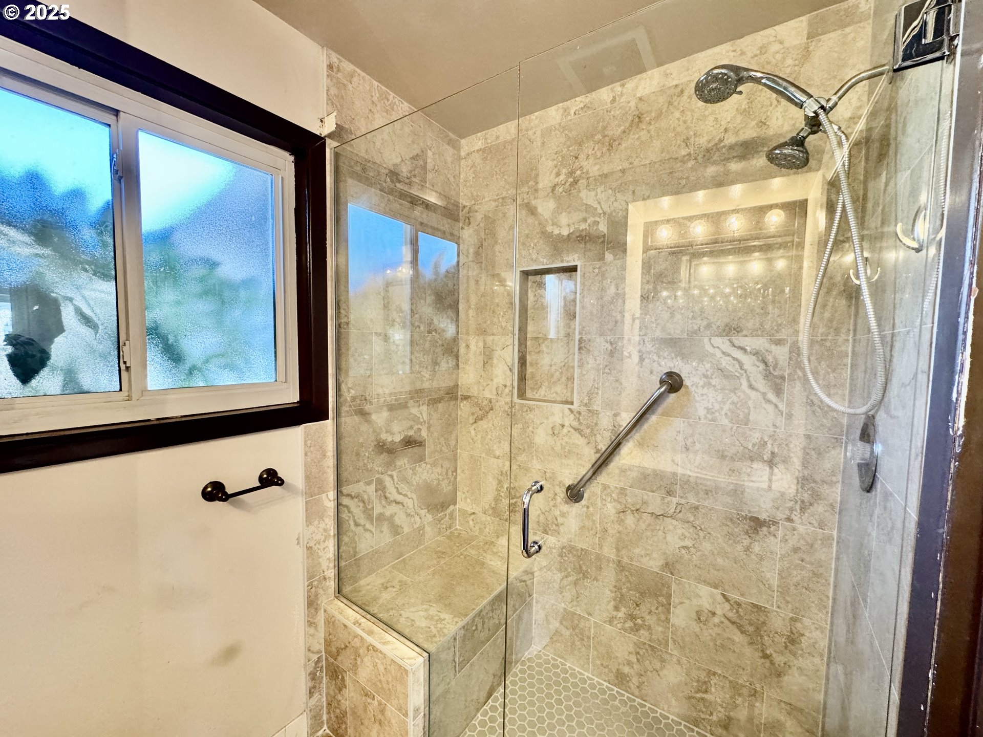 1915 Carter Lane Springfield, OR 97477 - Photo 8 of 30 a bathroom with a bathtub and shower