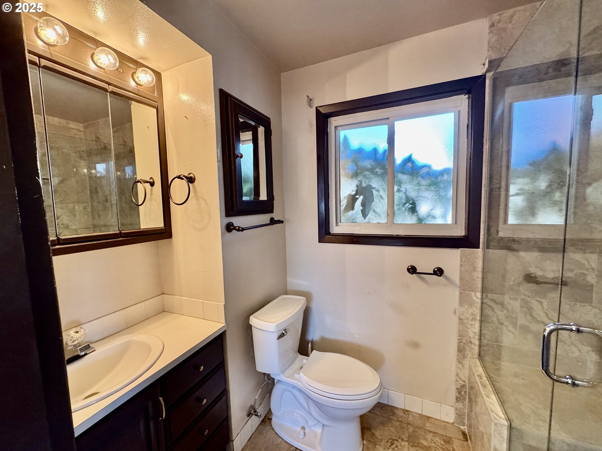 1915 Carter Lane Springfield, OR 97477 - Photo 9 of 30 a bathroom with a toilet sink and tub