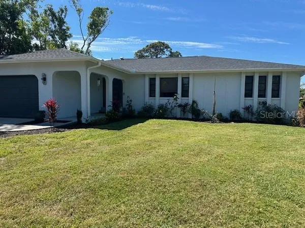 a view of a house with backyard and garden
