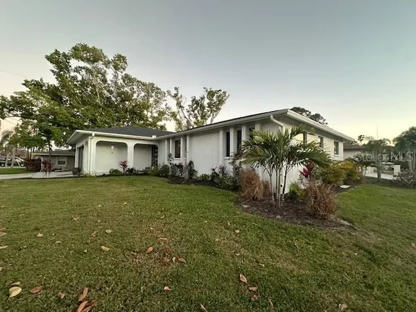 a view of a house with a yard