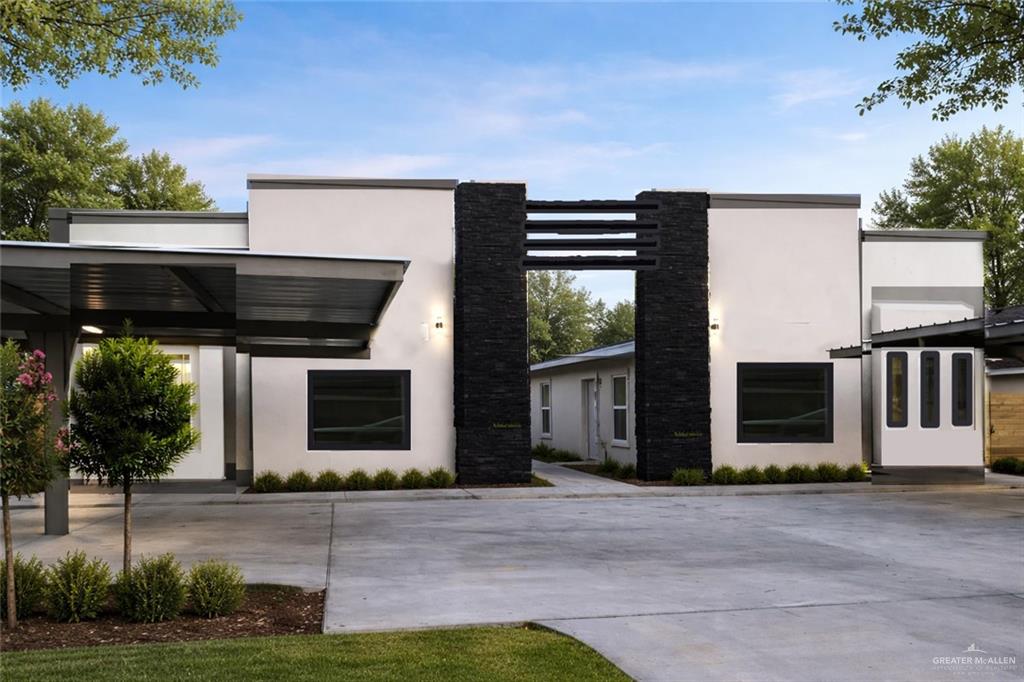 a view of a house with backyard and plants