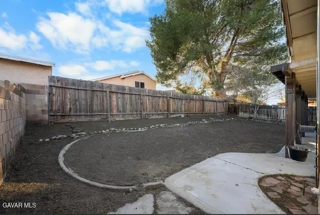 a view of a backyard