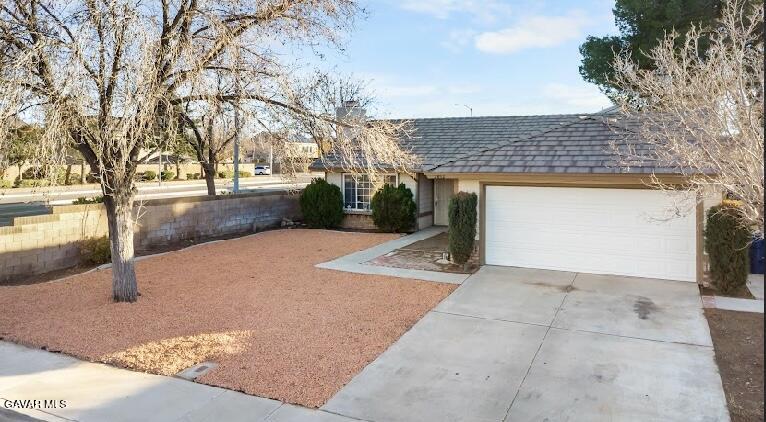 2852 San Ramon Drive Lancaster, CA 93535 - Photo 3 of 32 a view of a backyard with large trees