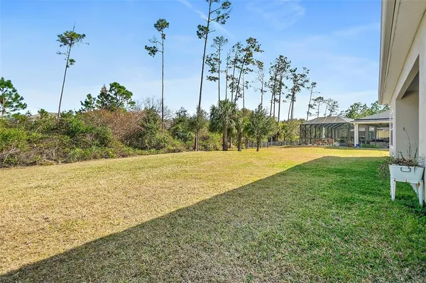 a view of a yard with a house