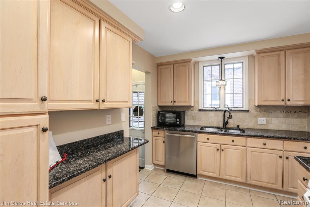 1330 Hampton Road Grosse Pointe Woods, MI 48236 - Photo 7 of 29