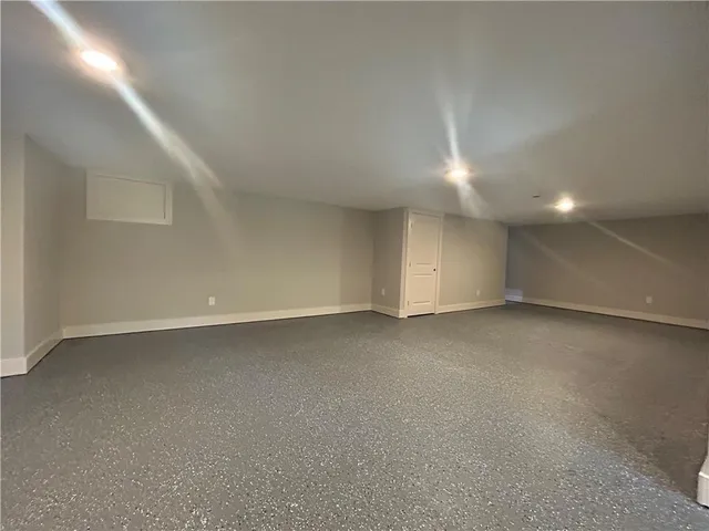 a view of a house with backyard and garden