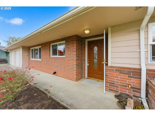 a view of backyard with a garden