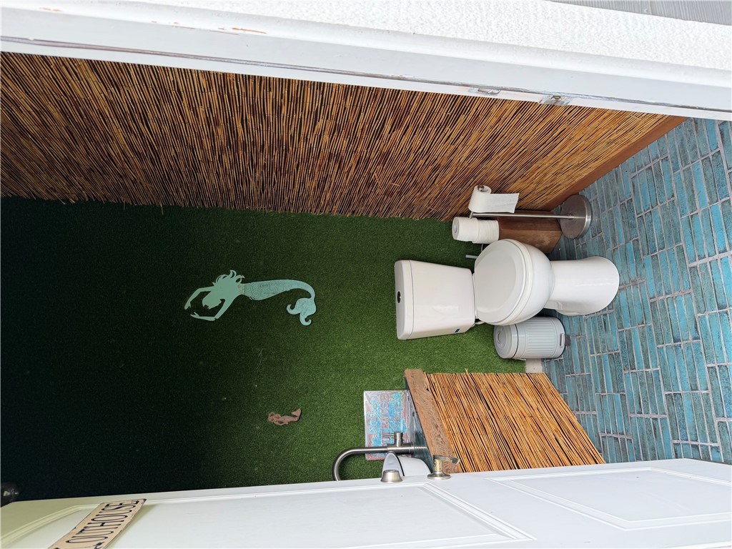 11810 Riley Green Road Franklin, TX 77856 - Photo 27 of 36 a bathroom with a toilet and a sink