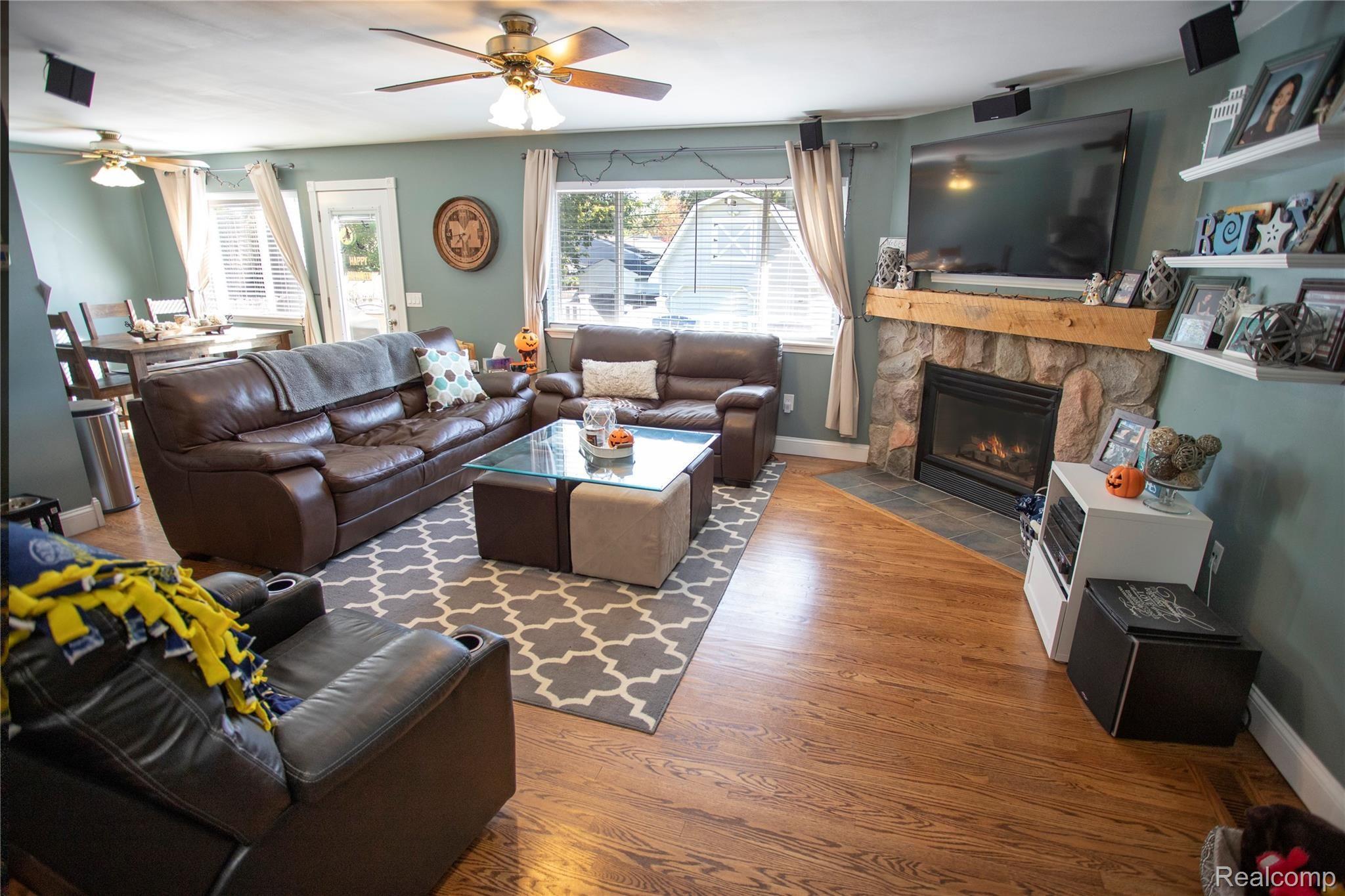 3933 Elmhurst Road Waterford, MI 48328 - Photo 2 of 35 Family Room 1.jpg