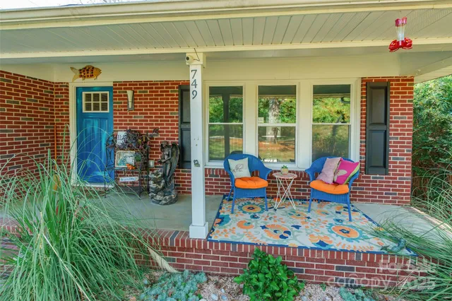 a bench that is sitting in front of a house