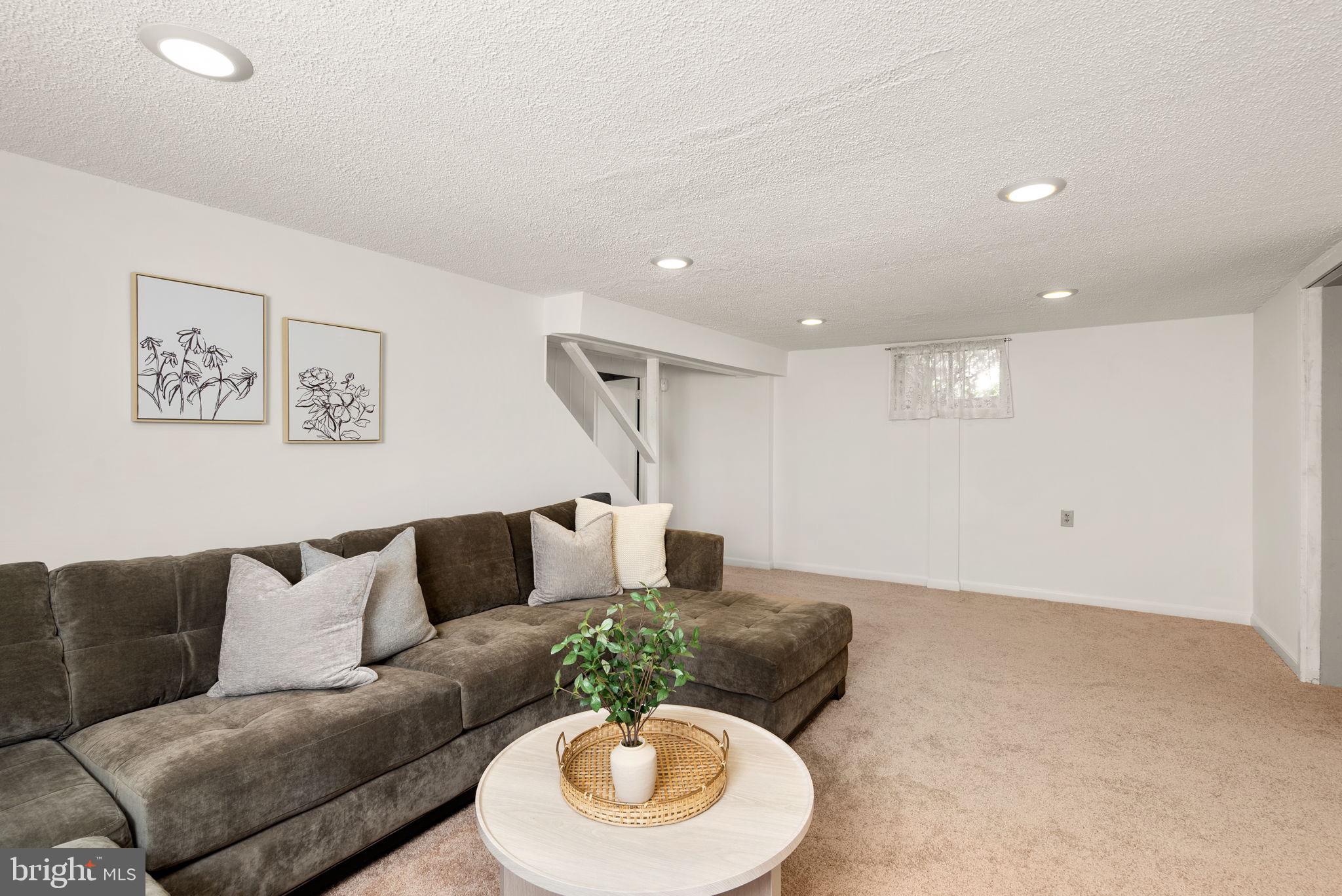 9601 Sutherland Road Silver Spring, MD 20901 - Photo 33 of 48 a living room with furniture and a wooden floor