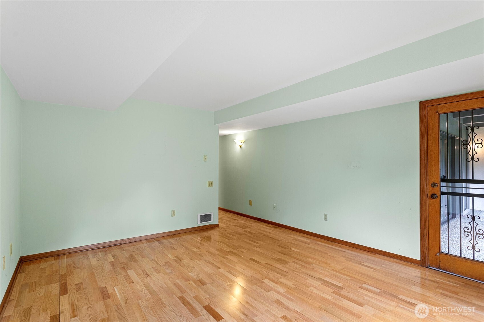 1602 Northeast 140th Street, Unit N2 Seattle, WA 98125 - Photo 20 of 39