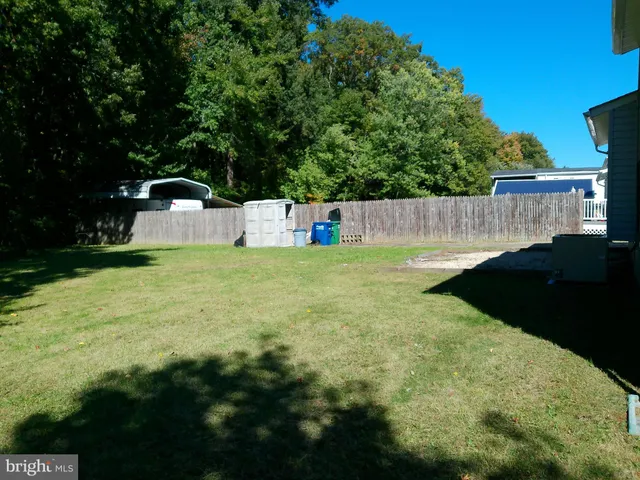 a view of a back yard