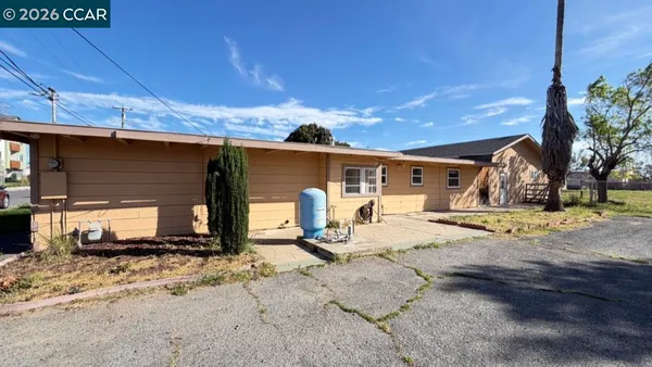 a view of a house with backyard