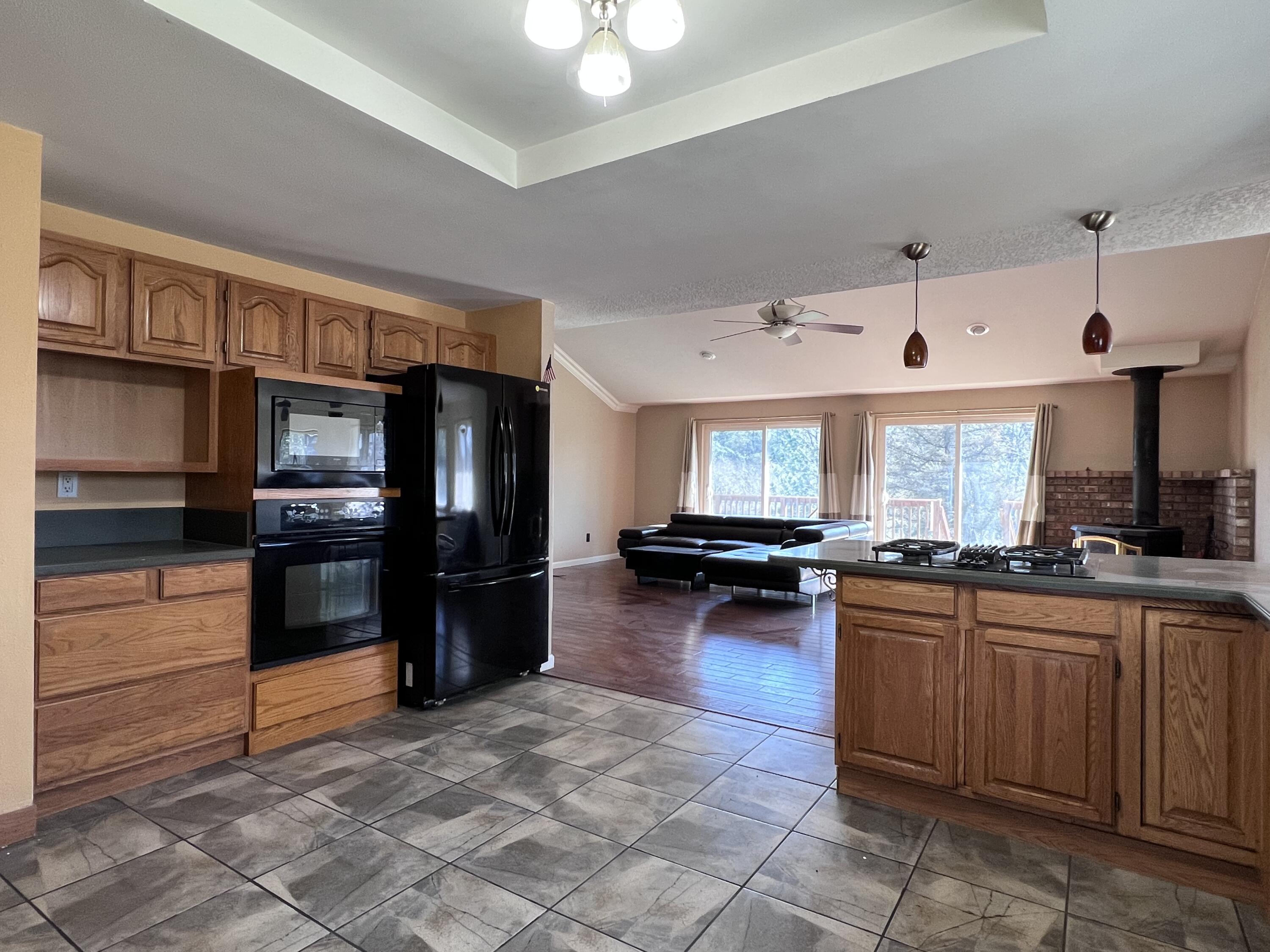 5525 Tunnel Loop Road Grants Pass, OR 97526 - Photo 10 of 65 9. Kitchen